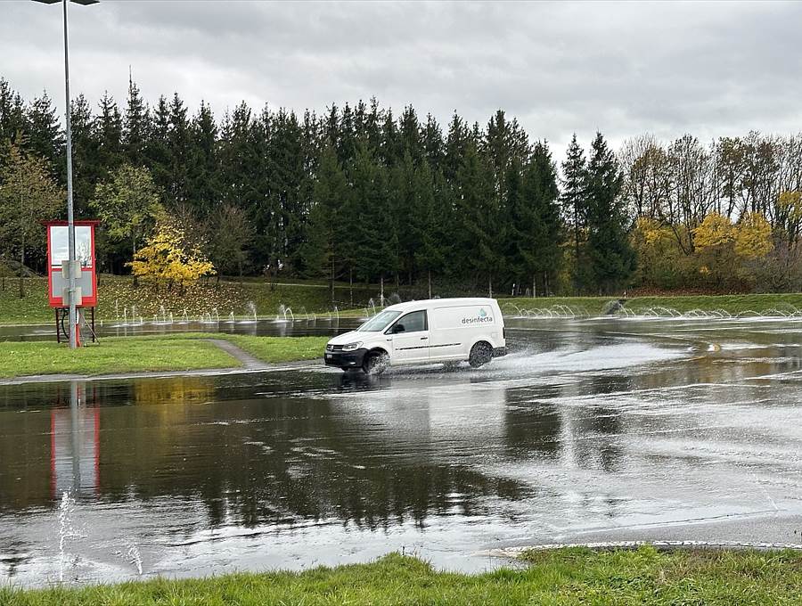Fahrzeug Desinfecta Fahrt Durch Kurve In Wasser