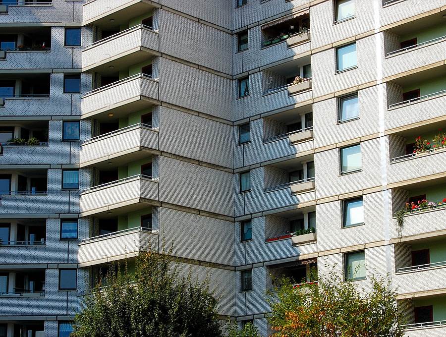 Balkonfassade mit sechs Stockwerken eines Häuserblocks