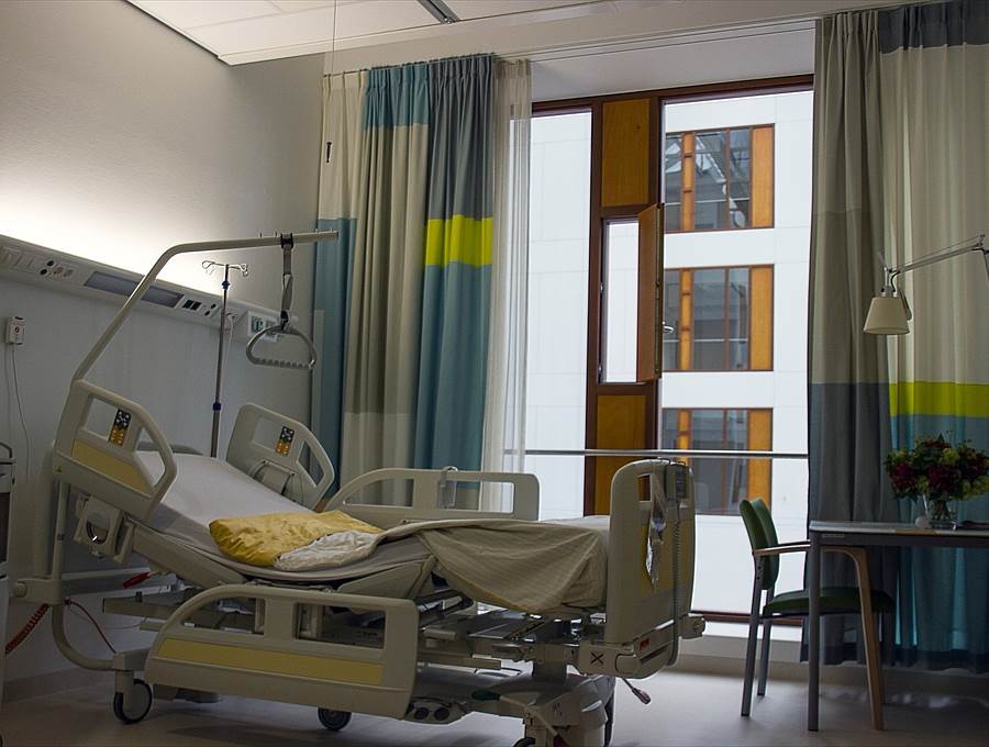 Leeres Krankenhausbett in einem Spitalzimmer